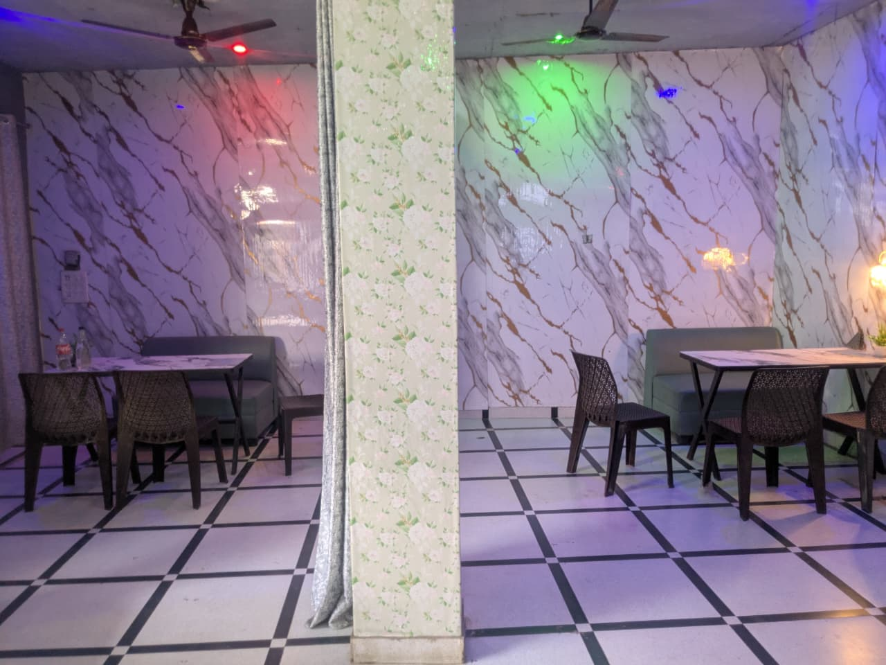 Golden Pizza Cafe seating
